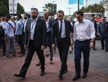 Και μή χειρότερα: Με το «We will rock you» υποδέχθηκε η μπάντα του Γ' ΣΣ τον Α.Τσίπρα!